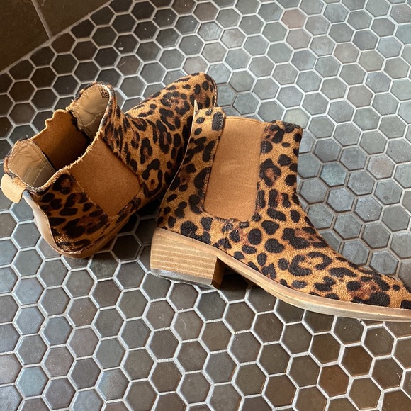 ARider Girl women’s leather leopard print booties with wood stacked heel - Picture 3 of 7